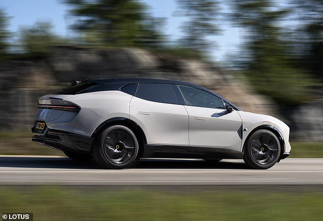 القيادة كما تريد قيادة سيارة الدفع الرباعي الفائقة: تأتي طرازات 600 بقوة 603 حصانًا، وتأتي طرازات 900 بقوة 903 حصانًا، نعم لقد خمنت ذلك. التسارع من 0 إلى 62 ميلاً في الساعة هو 4.5 ثانية أو 2.95 ثانية على التوالي - وبالنسبة للسيارة التي يزيد وزنها عن 2500 كجم، فهذا يمثل تحولًا خطيرًا