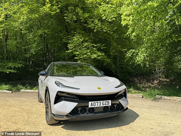 تحتوي سيارة Eletre على 