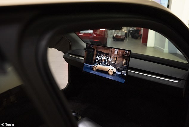 لا يوجد سوى مقعدين وشاشة كبيرة تعمل باللمس ولا توجد دواسات أو عجلة قيادة