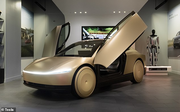 Tesla Cybercab هي سيارة يمكنك قيادتها بالمعنى الطبيعي للكلمة، إنها سيارة أجرة ذاتية القيادة ستنقل الأشخاص حولك وتقودهم إلى المستقبل. خلال الكشف عن السيارة في المملكة المتحدة، قالت تيسلا إن Cybercab ستجعل النقل الكهربائي 