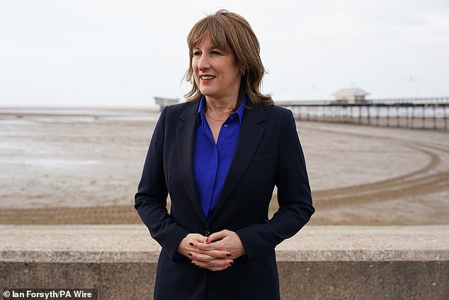 أعلنت المستشارة راشيل ريفز في ميزانيتها الخريفية أن السيارات الكهربائية ستخضع لرسوم تسعير الطرق 