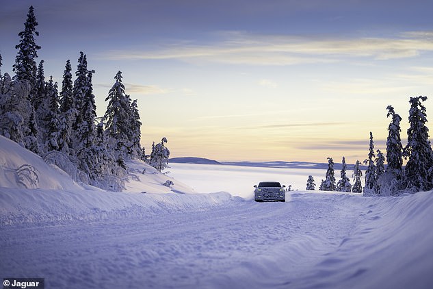 وتأتي الصور المسربة بعد أسبوع من نشر صحيفة صنداي تايمز أن مصادر داخل جاكوار أبلغت الصحيفة أن الرؤساء داخل جاكوار أمروا المهندسين في المملكة المتحدة بتطوير محرك هجين جديد يعمل بالبنزين والكهرباء لتقديمه كخيار بديل للعملاء.