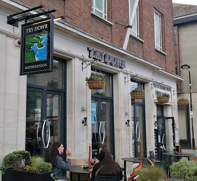 يعتقد بارون الحانة أن الحانات لا ينبغي أن تفرض ضريبة القيمة المضافة على الوجبات، مشيرًا إلى أن محلات السوبر ماركت لا تفرضها على الطعام الذي تبيعه. تعد ضريبة القيمة المضافة أكبر نفقات ضريبية للشركة حيث تبلغ 411.2 مليون جنيه إسترليني، أي ما يقرب من نصف فاتورة الضرائب البالغة 837.1 مليون جنيه إسترليني