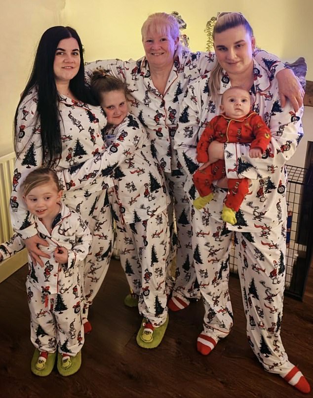 جين كوتس-بريدجووتر (في الوسط) تنضم إلى نادي منتصف الليل للتحقق من السندات المميزة لعائلتها كل شهر