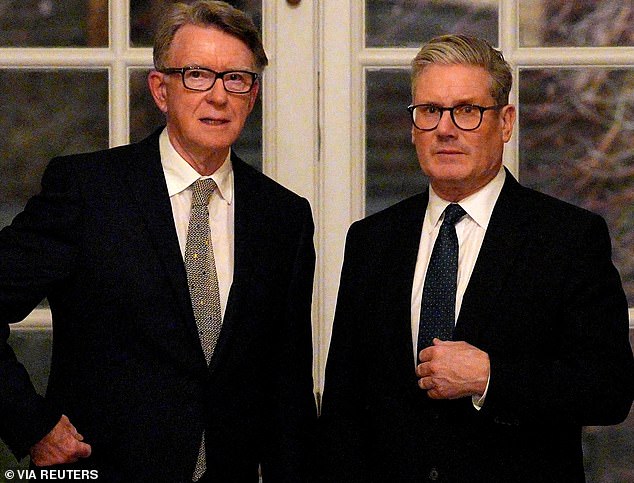 اختار السير كير ستارمر (يمين) اللورد ماندلسون (يسار) كسفير للولايات المتحدة قبل أن يُجبر على إقالته في سبتمبر بسبب علاقاته مع جيفري إبستين، الذي توفي عام 2019.