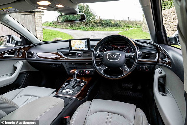 تحتوي المقصورة على تطعيمات من خشب الجوز على عجلة القيادة ومحدد التروس، ومقاعد أمامية وخلفية قابلة للتدفئة، وستائر للنوافذ الخلفية، وزجاج مزدوج ونظام صوت محيطي من Bose - كلها تدل على الراحة وضبط النفس