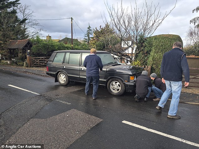كان على ACA أولاً أن تقوم بضخ الإطارات قبل دفع سيارة رينج روفر خارج المرآب. وعلى الرغم من الوقوف لمدة 30 عامًا، إلا أن الفرامل لم تكن عالقة. ثم استخدموا رافعة لرفعها إلى أعلى منحدر شديد الانحدار وعبر مدخل الممر الضيق للغاية للعقار