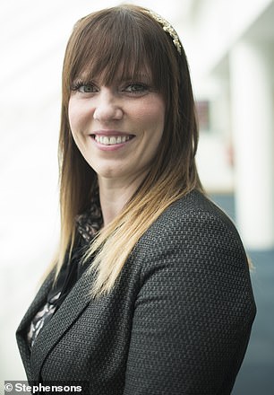 إيما روبرتس هي شريكة في فريق قانون الأسرة في ستيفنسونز