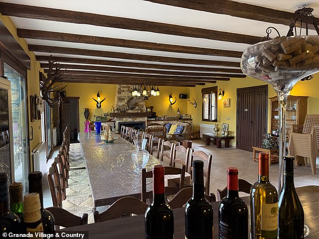 التصميم: تم تصميم الجزء الداخلي للمنزل الرئيسي على طراز نزل الصيد