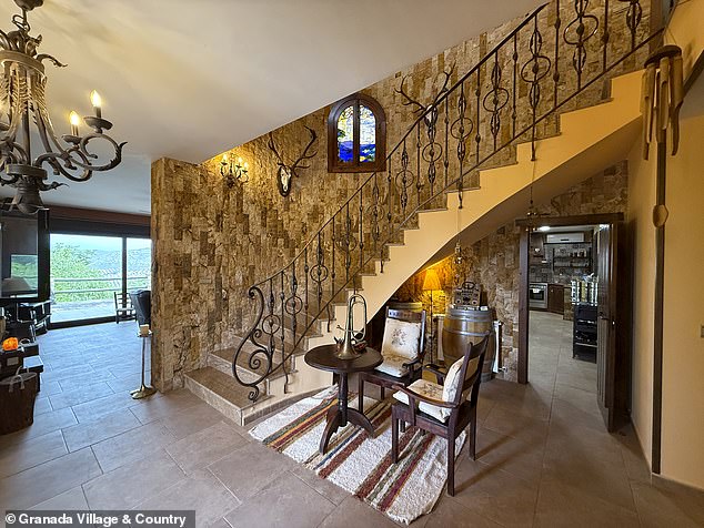 يا له من مدخل: يحتوي العقار الإسباني على درج رخامي