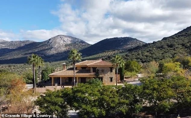 الجبل: يمتد Cortijo Las Majas على مساحة 690 فدانًا ويوجد في أراضيه جبل