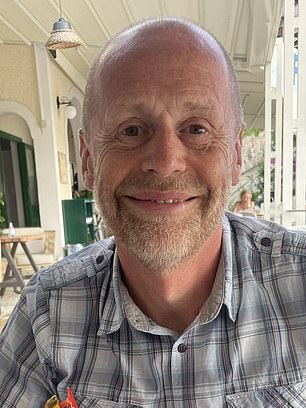 يقول ضابط السجن المتقاعد جيسون جولد إن نقص دخل التقاعد دفعه إلى دفع متأخرات الإيجار