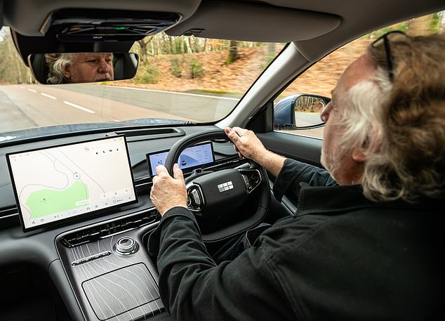 هناك ثلاثة أوضاع للقيادة: Pure كهربائي فقط؛ هجين سلس، وقوة، مما يرفع الأداء