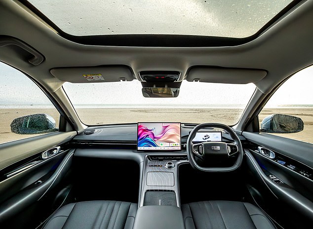 هناك تركيز زائد على الشاشة والأوامر الصوتية المدعمة بالذكاء الاصطناعي - لذلك يتعين عليك قضاء بعض الوقت في التعرف على الإعدادات الموجودة على الشاشة المركزية مقاس 15.4 بوصة