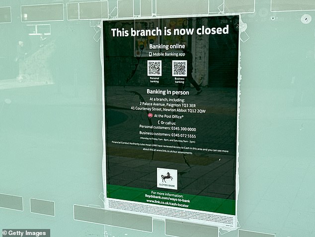 يعمل لويدز على تقويض البنوك 