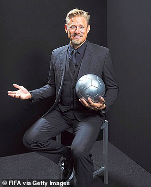 على الكرة: يعمل بيتر الآن كمحلل لكرة القدم على شاشة التلفزيون