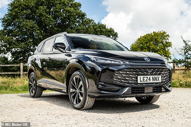 تتميز سيارة HS الجديدة كليًا بالبراعة الرياضية التي تشتهر بها سيارات الدفع الرباعي، وهي أكبر حجمًا وأكثر رياضية