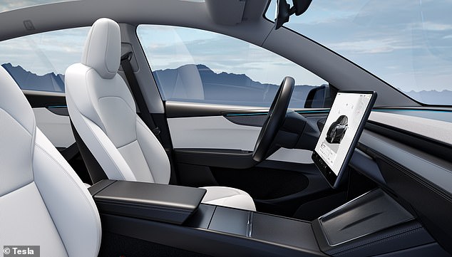 وبخلاف المواد الجديدة، فهو يبدو تقريبًا نفس الإصدار القديم بنفس الشاشة مقاس 15.4 بوصة