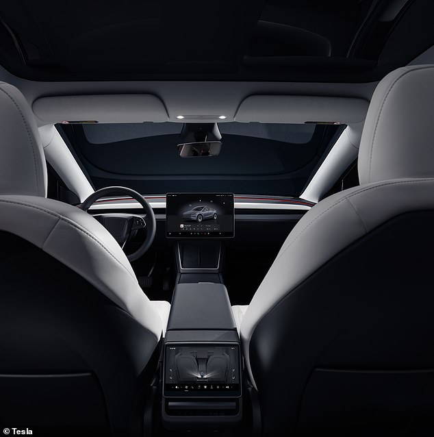 يتميز الطراز Y Long Range RWD الجديد بنفس التصميم الداخلي لموديل Y 2025 مع شاشات مزدوجة ومواد متميزة